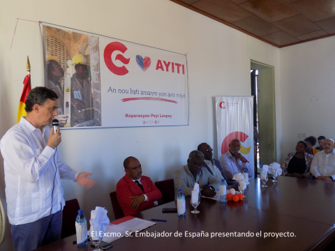 El Excmo. Sr. Embajador de España presentando el proyecto. 