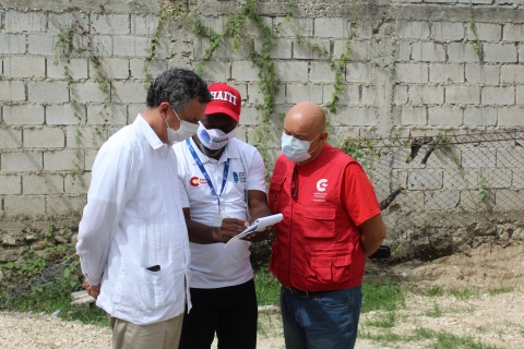 El pasado martes 11 de mayo se realizó una visita oficial a la primera fase de los trabajos de rehabilitación y extensión del sistema de agua de la ciudad de Cabaret. Durante esta visita, el Embajador de España en Haití, D. Pedro José Sanz Serrano tuvo la oportunidad de comprobar el avance de las obras en curso para la mejora del abastecimiento de agua de la población de Cabaret acompañado por el director general de la Dirección Nacional de Agua y Saneamiento (DINEPA), el Sr. Guito Edouard, y el coordinado