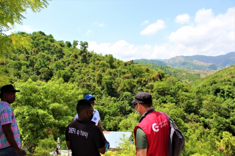 El pasado día 25 de mayo, el equipo técnico de la Cooperación Española se desplazó a la localidad de Petit Goâve para evaluar la alimentación del nuevo depósito de 2.000 m3 en construcción a partir de un manantial de la localidad. Asimismo, a esta visita acudieron también miembros de la Dirección Nacional de Agua y Saneamiento (institución responsable de la gestión del agua y del saneamiento en Haití) y de la empresa encargada de realizar el estudio hidrogeológico. Además, se aprovechó para ver el avance en