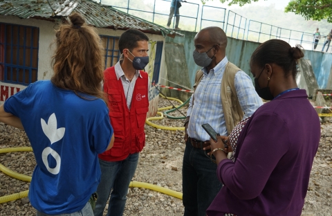 Conversación entre el Embajador de España en Haití, Cooperante de la Acción contra el hambre y miembros del sector público haitiano